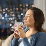 Doppelwandiger Glasbecher mit Henkel – Transparente Kaffeetasse mit Blumen-Design – Bild 4