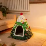 Weihnachtliches Katzenhaus im Tannenbaum-Design – Kuscheliges Winter-Katzenbett halbgeschlossen – Bild 3