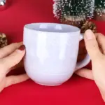 Weihnachtliche Glas-Tasse mit Deckel – Doppelwandiger Kaffeebecher im Tannenbaum-Design – Bild 3