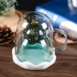 Weihnachtliche Glas-Tasse mit Deckel – Doppelwandiger Kaffeebecher im Tannenbaum-Design – Bild 4