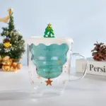 Weihnachtliche Glas-Tasse mit Deckel – Doppelwandiger Kaffeebecher im Tannenbaum-Design – Bild 7