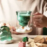 Weihnachtliche Glas-Tasse mit Deckel – Doppelwandiger Kaffeebecher im Tannenbaum-Design – Bild 3