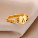 Initialen-Ring mit Herz in Goldoptik – Edelstahl Damenring mit Buchstaben A–Z – Bild 3