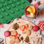 Weihnachtliche Silikon-Backform – Schokoladen- & Süßigkeitenform mit Lebkuchen- und Weihnachtsmotiven – Bild 3