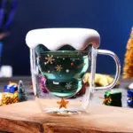 Weihnachtliche Glas-Tasse mit Deckel – Doppelwandiger Kaffeebecher im Tannenbaum-Design