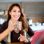 Doppelwandiger Glasbecher mit Henkel – Transparente Kaffeetasse mit Blumen-Design – Bild 3