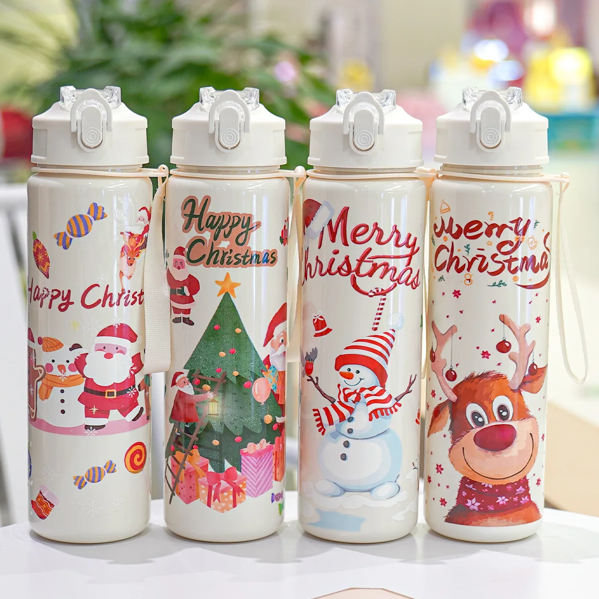Sfbb2658026224c698092c19fec370416b.webp Weihnachtliche Kinder-Trinkflasche – Auslaufsichere Trinkflasche mit Strohhalm & Tannenbaum-Motiv – Bild 1